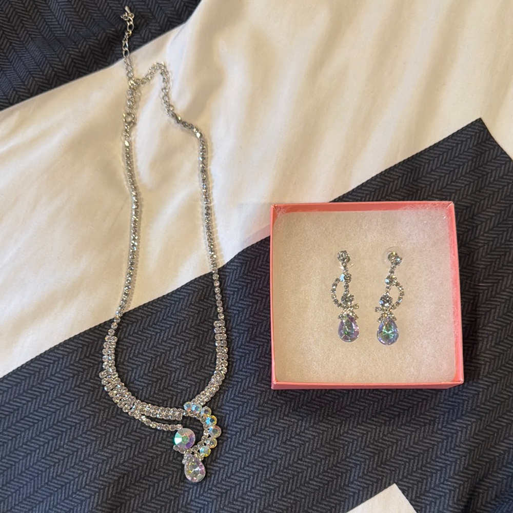 Necklace and earring set